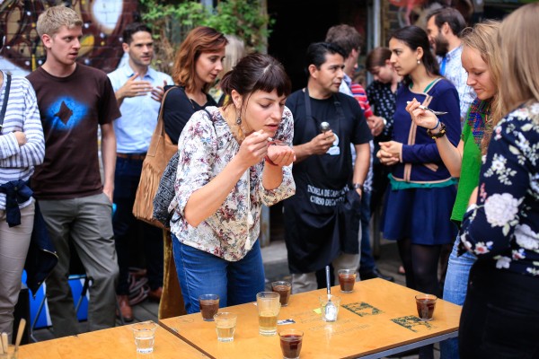 Teilnehmer*innen der OIKOnnect-Gruppe in Berlin führen mit José Apolo, einem Kaffeverkoster aus Ecuador, ein professionelles Kaffee-Tasting durch. 