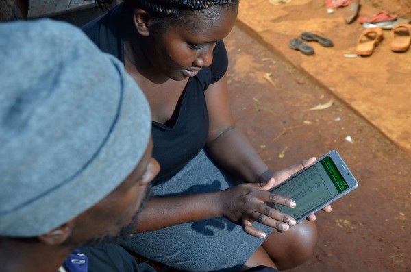 Zwei Frauen überprüfen Zahlungen auf ihrem Smartphone